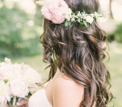 Cantik! Ide Gaya Rambut Untuk Wedding Outdoor