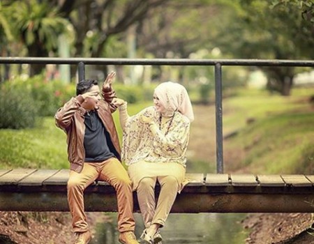 Kompak Bersama Pasangan Dengan Foto Prewedding Bertemakan Fun And Casual