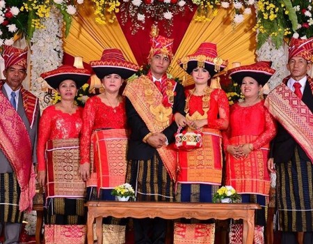 Meriahnya 3 Tahapan Prosesi Pernikahan Adat Karo Yang Harus Kamu Ketahui