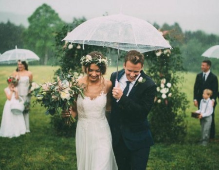 Hujan Bikin Deg-Degan! Gini Cara Aman Menggelar Pernikahan Outdoor di Musim Hujan – Part 1
