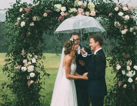 Hujan Bikin Deg-Degan! Gini Cara Aman Menggelar Pernikahan Outdoor Di Musim Hujan – Part 2