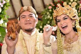 Melakukan pesta pernikahan dengan prosesi adat? Kenapa enggak!