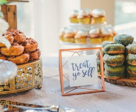 Sedang Viral, Gubukan Pesta Resepsi Kekinian dari Indomie sampai Sushi Tei