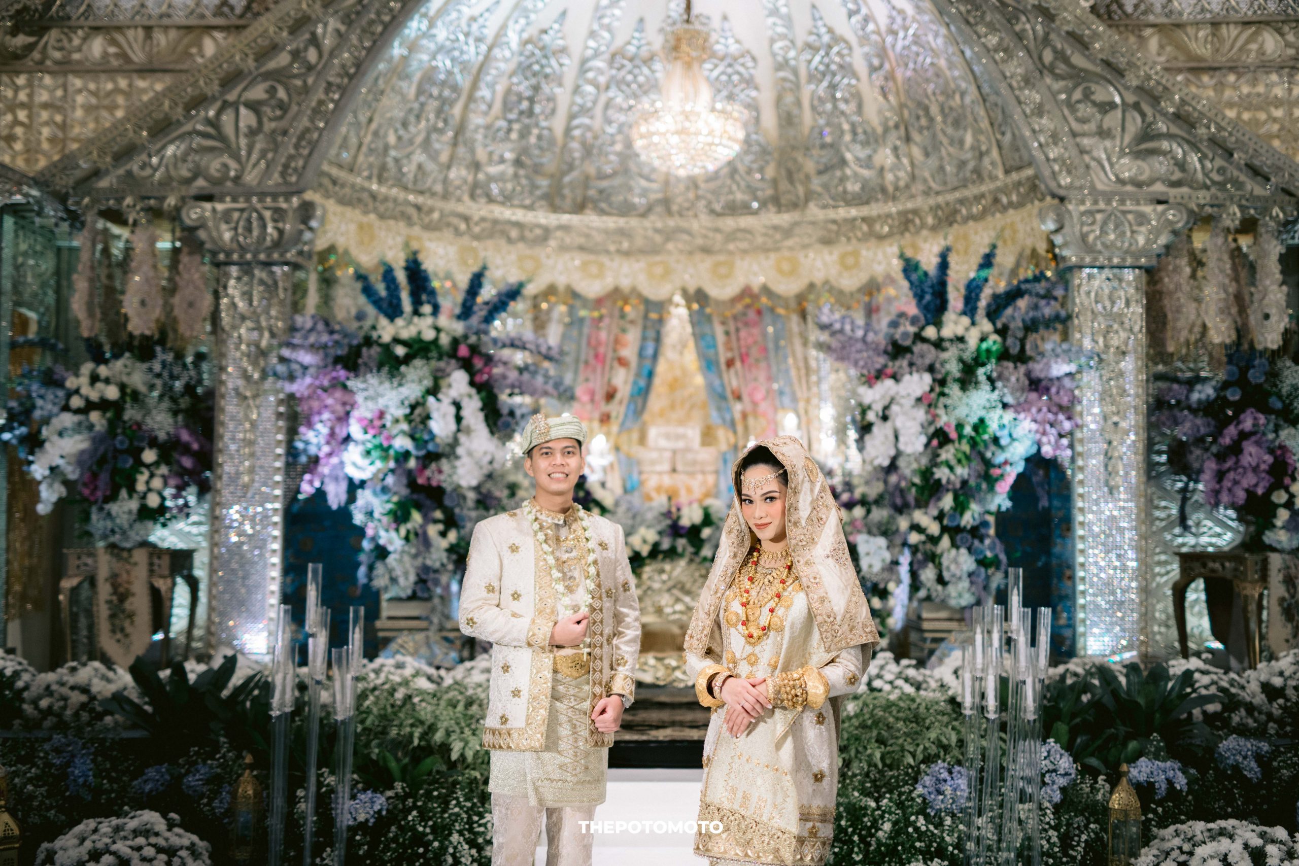 Pesona Dekorasi Minang Modern ala Puti Sarah Wedding