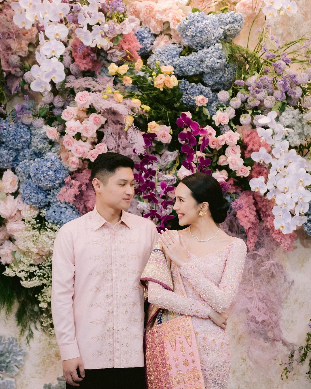 Romantisme Momen Lamaran Beby Tsabina dan Rizki Natakusumah