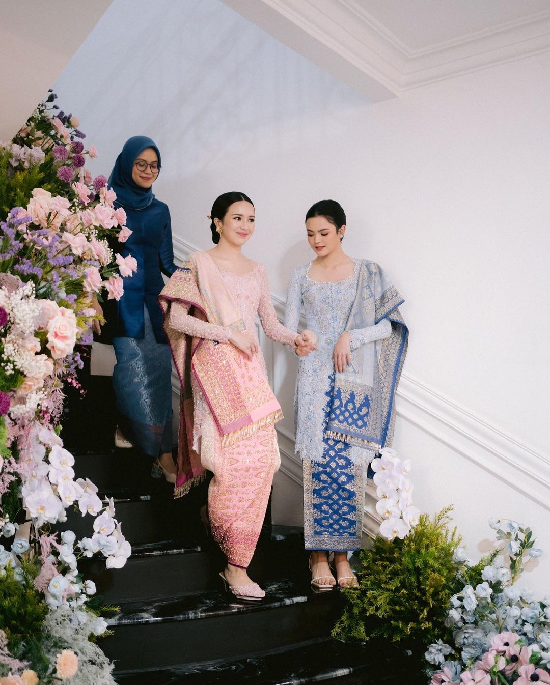 Tak lama, Beby tampak memasuki ruang pertunangan dengan didampingi oleh kedua kerabat dekatnya dengan senyum penuh kebahagiaan. Hingga tibalah saatnya bagi Beby menerima lamaran sang kekasih. Ibu Rizki memasangkan tali kasih berupa kalung sebagai simbol penyatuan dua keluarga, diikuti dengan pemasangan cincin dan pemberian buket bunga oleh Rizki kepada calon istrinya.