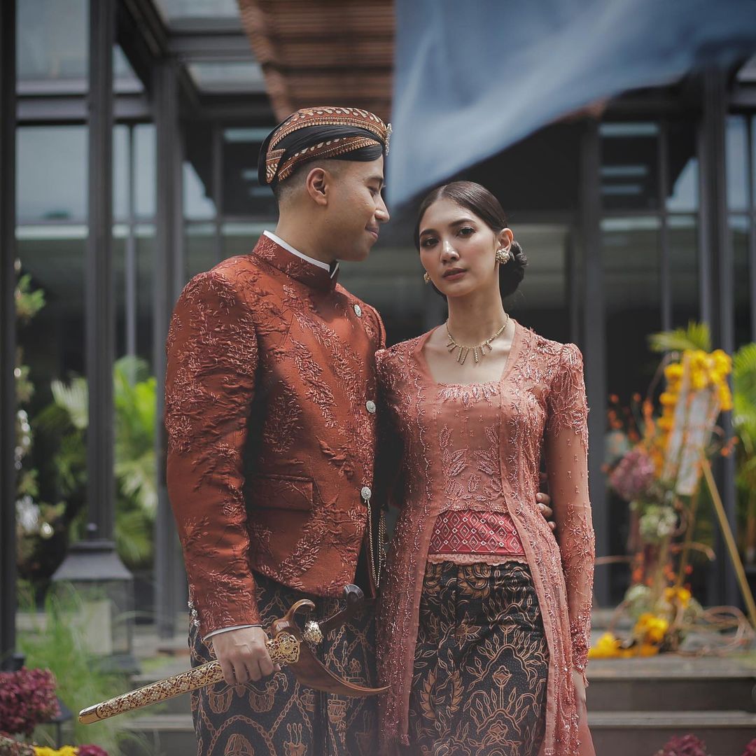 Serasi dan Eye Catchy: Inspirasi Warna Kebaya Lamaran Untukmu!