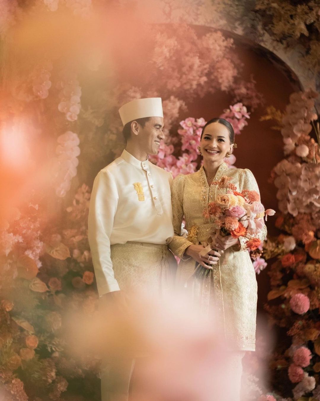 Serasi dan Eye Catchy: Inspirasi Warna Kebaya Lamaran Untukmu!